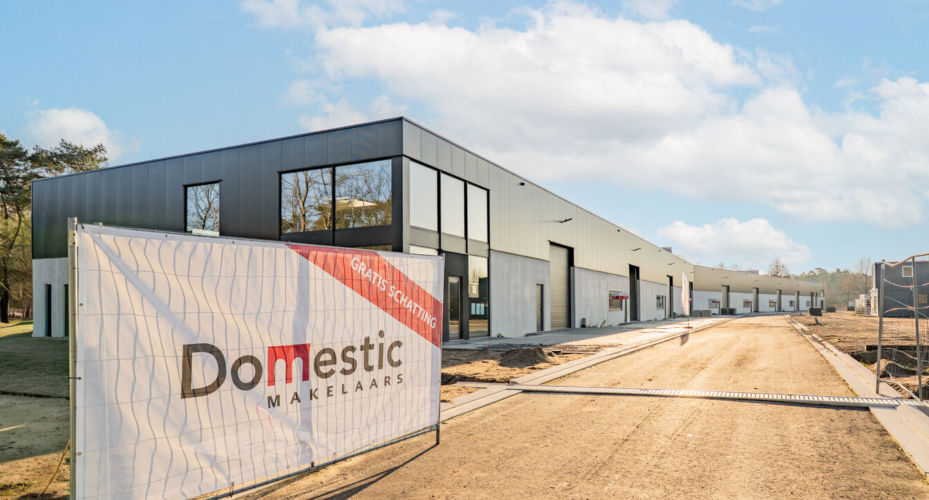 Moderne en kwalitatieve nieuwbouw bedrijfsunits, ideaal voor ondernemingen die op zoek zijn naar functionele, duurzame en flexibel in te richten bedrijfsruimte.
De bedrijfsunits hebben een oppervlakte vanaf 353 m&sup2; tot 379m&sup2;en beschikken over een vrije h