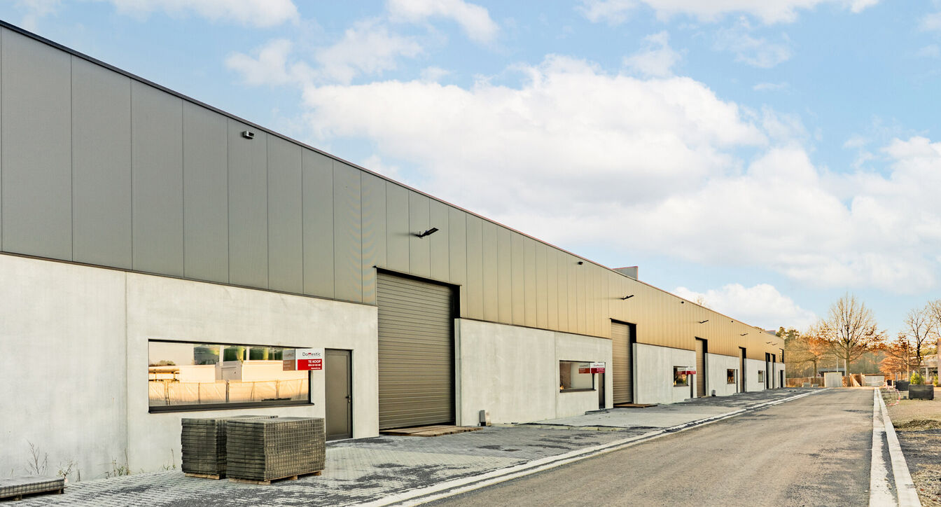 Moderne en kwalitatieve nieuwbouw bedrijfsunits, ideaal voor ondernemingen die op zoek zijn naar functionele, duurzame en flexibel in te richten bedrijfsruimte.
De bedrijfsunits hebben een oppervlakte vanaf 353 m&sup2; tot 379m&sup2;en beschikken over een vrije h