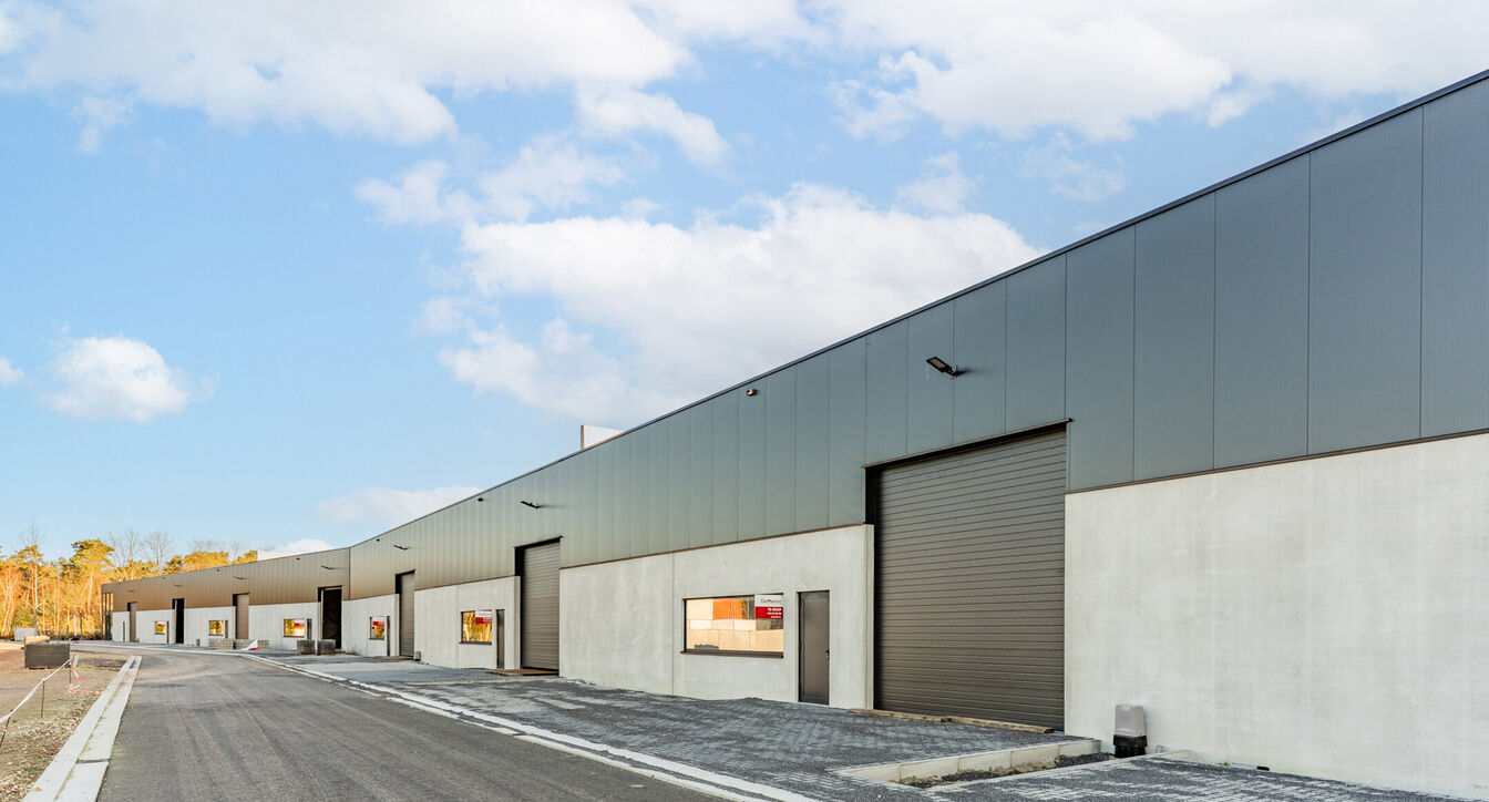 Moderne en kwalitatieve nieuwbouw bedrijfsunits, ideaal voor ondernemingen die op zoek zijn naar functionele, duurzame en flexibel in te richten bedrijfsruimte.
De bedrijfsunits hebben een oppervlakte vanaf 353 m&sup2; tot 379m&sup2;en beschikken over een vrije h