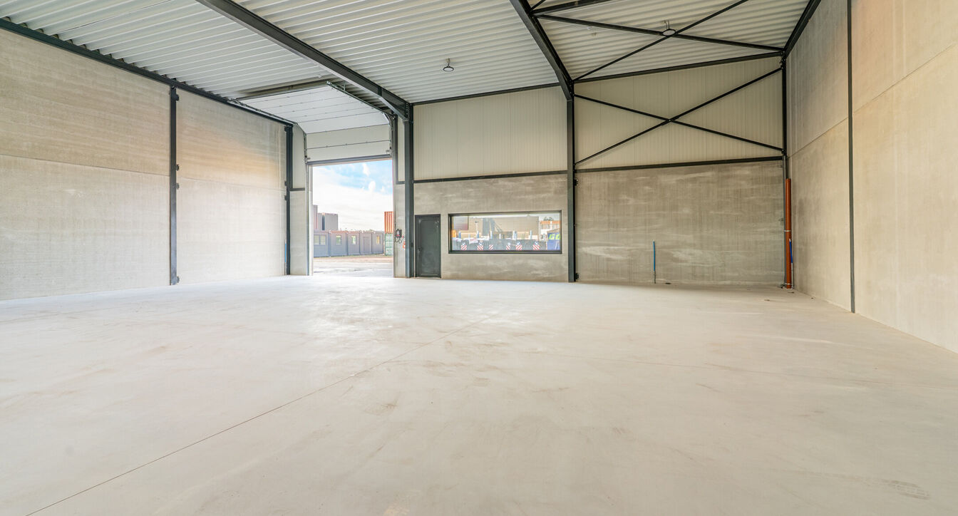 Moderne en kwalitatieve nieuwbouw bedrijfsunits, ideaal voor ondernemingen die op zoek zijn naar functionele, duurzame en flexibel in te richten bedrijfsruimte.
De bedrijfsunits hebben een oppervlakte vanaf 353 m&sup2; tot 379m&sup2;en beschikken over een vrije h