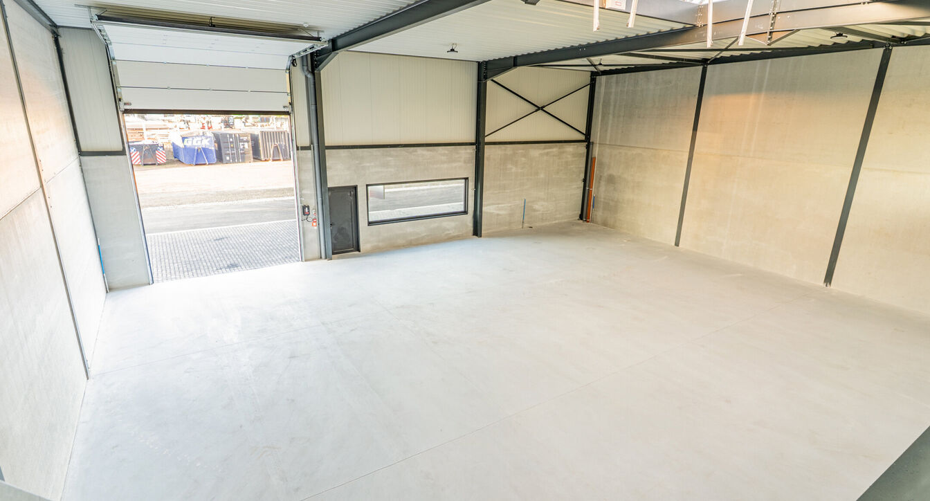 Moderne en kwalitatieve nieuwbouw bedrijfsunits, ideaal voor ondernemingen die op zoek zijn naar functionele, duurzame en flexibel in te richten bedrijfsruimte.
De bedrijfsunits hebben een oppervlakte vanaf 353 m&sup2; tot 379m&sup2;en beschikken over een vrije h