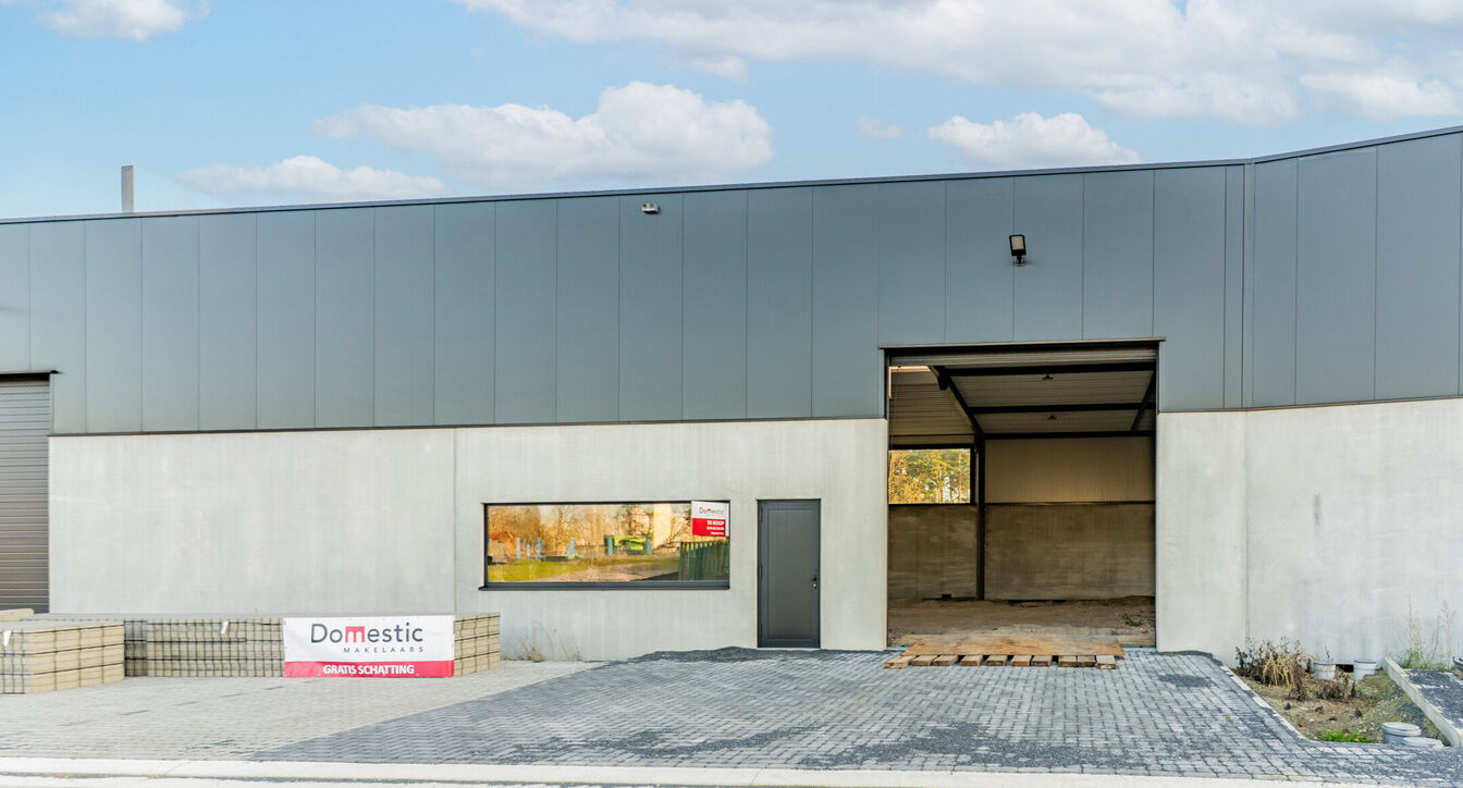 Moderne en kwalitatieve nieuwbouw bedrijfsunits, ideaal voor ondernemingen die op zoek zijn naar functionele, duurzame en flexibel in te richten bedrijfsruimte.
De bedrijfsunits hebben een oppervlakte vanaf 353 m&sup2; tot 379m&sup2;en beschikken over een vrije h