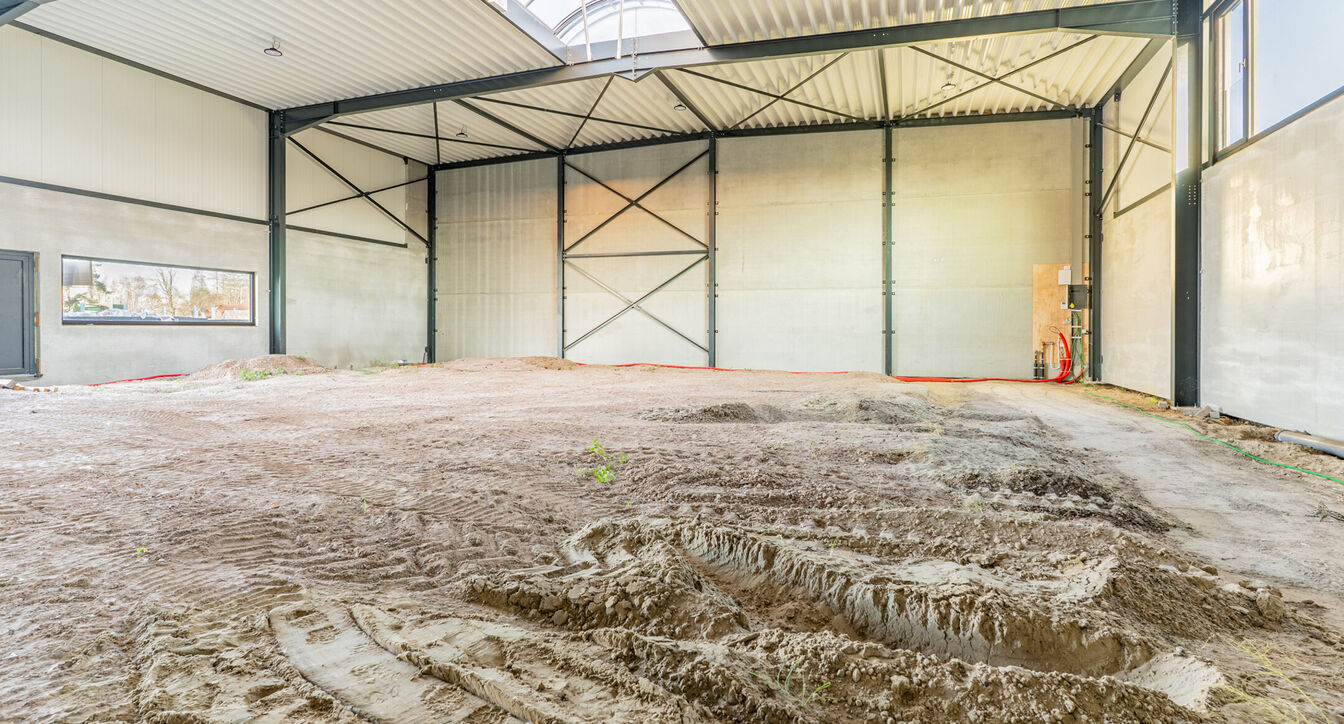 Moderne en kwalitatieve nieuwbouw bedrijfsunits, ideaal voor ondernemingen die op zoek zijn naar functionele, duurzame en flexibel in te richten bedrijfsruimte.
De bedrijfsunits hebben een oppervlakte vanaf 353 m&sup2; tot 379m&sup2;en beschikken over een vrije h