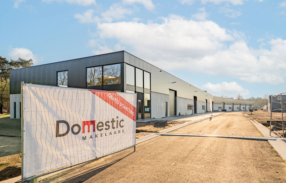 Moderne en kwalitatieve nieuwbouw bedrijfsunits, ideaal voor ondernemingen die op zoek zijn naar functionele, duurzame en flexibel in te richten bedrijfsruimte.
De bedrijfsunits hebben een oppervlakte vanaf 353 m&sup2; tot 379m&sup2;en beschikken over een vrije h